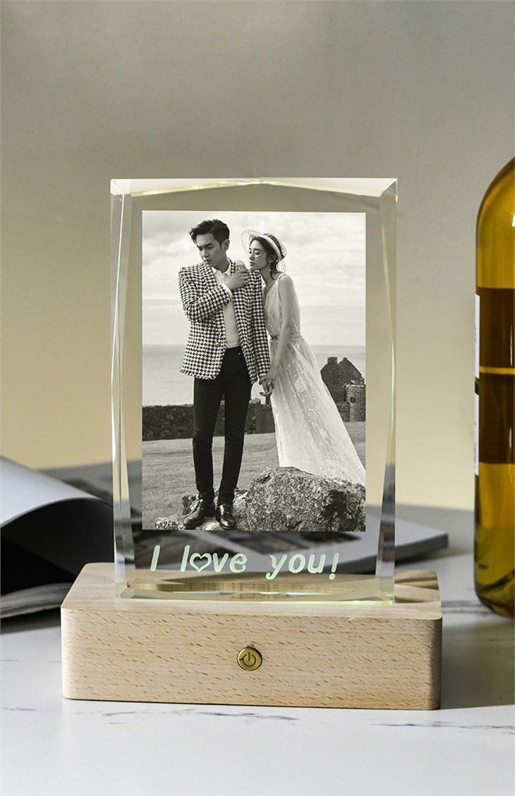 Kristalblok met 3D-gepersonaliseerde fotogravure op een houten LED-basis