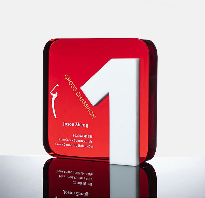 Red Square Crystal Award met nummer op de voorkant